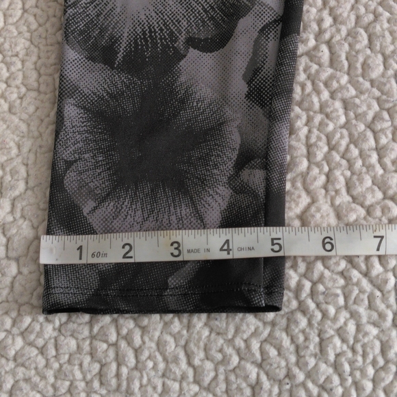 Onzie Flow XS Crop Capri Grey Floral Print Leggings - Picture 6 of 10